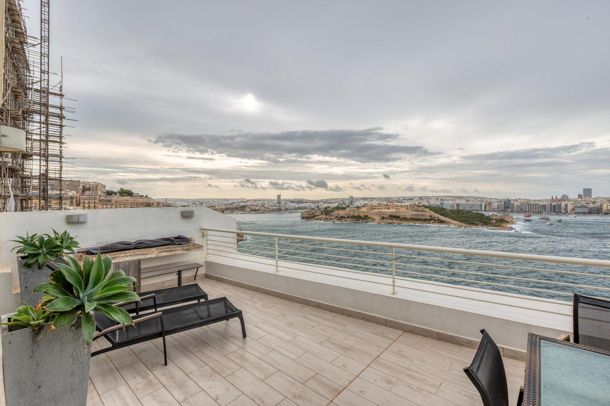 49/3 Seafront Duplex Penthouse In La Valeta Exterior foto